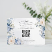 Elegant Modern Botanisch Stoffig Blauw Bloemen QR RSVP Kaartje (Staand voorkant)