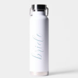 Elegant modern bruiloft voor aangepaste scriptbrid waterfles<br><div class="desc">Elegant Modern Wedding Water Bottle. Een modern en minimalistisch design in wit en stoffig blauw. Om het even welke doopvont,  om het even welke kleur,  geen minimum.</div>