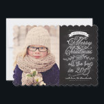 Elegant modern Chalkboard - kerstfotokaart Feestdagenkaart<br><div class="desc">Elegante, moderne kerstfotokaart met uw favoriete familiefoto. Geïllustreerd met witte bloemetjes, wervelingen en banners op een zwarte krijtbordachtergrond. Fancy en stijlvol, staat er "we wensen je een vrolijk kerstfeest en het allerbeste in 2015" met een moderne typografie. Stuur de hartelijke wensen naar familie en vrienden met deze mooie kaart. Enkele...</div>