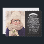 Elegant modern Chalkboard - kerstfotokaart Feestdagenkaart<br><div class="desc">Elegante, moderne kerstfotokaart met uw favoriete familiefoto. Geïllustreerd met witte bloemetjes, wervelingen en banners op een zwarte krijtbordachtergrond. Fancy en stijlvol, staat er "we wensen je een vrolijk kerstfeest en het allerbeste in 2015" met een moderne typografie. Stuur de hartelijke wensen naar familie en vrienden met deze mooie kaart. Enkele...</div>