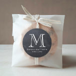 Elegant Modern Chalkboard Monogram Favor Label<br><div class="desc">Gestroomlijnd en eenvoudig modern minimalistisch typografisch ontwerp met koele faux krijtbord textuur gedrukte achtergrond en uw aangepaste bruiloft monogram,  namen en trouwdatum. Klik op "PAS HET AAN" om je eigen tekst of foto's toe te voegen. Pas lettertypen en kleuren aan om uw eigen unieke stickers en labels te ontwerpen!</div>