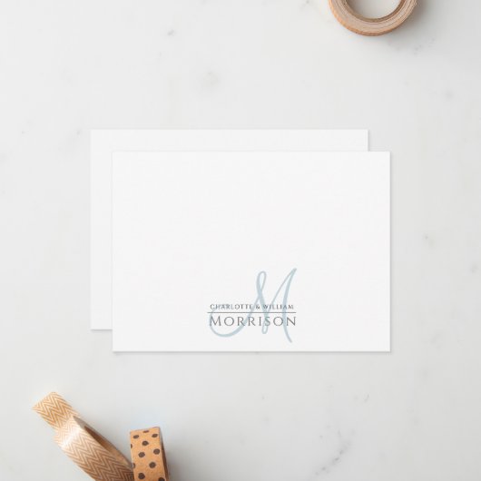 Elegant modern gedempt blauw monogram paar notitiekaartje (Voorkant / Achterkant in situ)