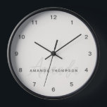 Elegant modern gepersonaliseerd met naam monogram<br><div class="desc">Verhoog uw huisdecor met onze Cream Elegant Modern Gepersonaliseerd met Naam Monogram Klok. Deze fijn vervaardigde wandklok combineert naadloos hedendaagse esthetiek met een gepersonaliseerde touch, waardoor het een stijlvolle en functionele toevoeging is aan elke kamer. Met jouw naam en een monogram voegt deze klok een vleugje verfijning en individualiteit toe...</div>