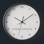 Elegant modern gepersonaliseerd met naam monogram<br><div class="desc">Verhoog uw huisdecor met onze Cream Elegant Modern Gepersonaliseerd met Naam Monogram Klok. Deze fijn vervaardigde wandklok combineert naadloos hedendaagse esthetiek met een gepersonaliseerde touch, waardoor het een stijlvolle en functionele toevoeging is aan elke kamer. Met jouw naam en een monogram voegt deze klok een vleugje verfijning en individualiteit toe...</div>