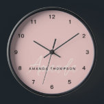 Elegant modern gepersonaliseerd met naam monogram<br><div class="desc">Verhoog uw huisdecor met onze Elegante Moderne Gepersonaliseerde Met Naam Monogram Wandklok. Deze fijn vervaardigde wandklok combineert naadloos hedendaagse esthetiek met een gepersonaliseerde touch, waardoor het een stijlvolle en functionele toevoeging is aan elke kamer. Met jouw naam en een monogram voegt deze wandklok een vleugje verfijning en individualiteit toe aan...</div>