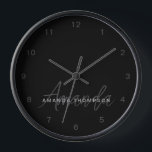 Elegant modern gepersonaliseerd met naam monogram<br><div class="desc">Verhoog uw interieur met onze Blackout Slanke Elegant Modern Gepersonaliseerd Met Naam Monogram Klok. Deze fijn vervaardigde wandklok combineert naadloos hedendaagse esthetiek met een gepersonaliseerde touch, waardoor het een stijlvolle en functionele toevoeging is aan elke kamer. Met jouw naam en een monogram in een strakke black-out stijl, voegt deze klok...</div>