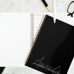 Elegant modern gepersonaliseerd met naam monogram planner<br><div class="desc">Verhoog uw planning en organisatie met onze Blackout Slanke Elegant Modern Gepersonaliseerd Met Naam Monogram Planner. Deze zorgvuldig ontworpen planner combineert naadloos hedendaagse esthetiek met een gepersonaliseerde touch, waardoor het een verfijnd en praktisch hulpmiddel is om op de hoogte te blijven van uw planning en taken. Met jouw naam en...</div>
