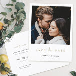 Elegant Modern Gold Photo Save the Date Wedding Aankondigingskaart<br><div class="desc">Deze simpelweg kerkelijke fotobruiloft bewaart de date briefkaart sjabloon een elegant, minimalistisch, modern design. Blader in onze winkel naar versies van dit ontwerp met de tekst Datum opslaan in andere kleuren en ook in een platte vorm! Op de voorzijde staan uw voornamen onder uw favoriete foto en een bericht 'save...</div>