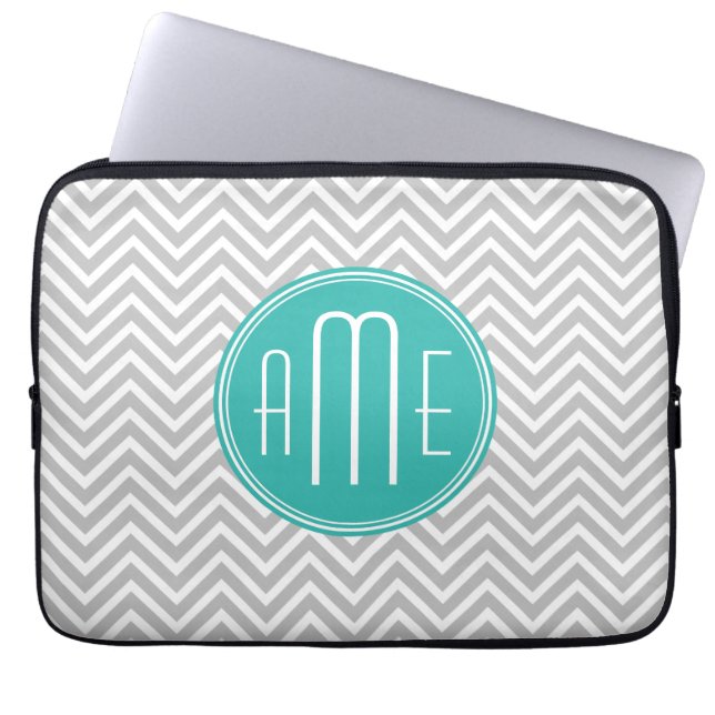 Elegant Modern Gray Chevron en Mint Monogram Laptop Sleeve (Voorkant)
