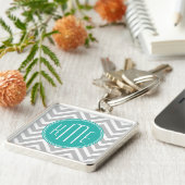 Elegant Modern Gray Chevron en Mint Monogram Sleutelhanger (Zijkant)