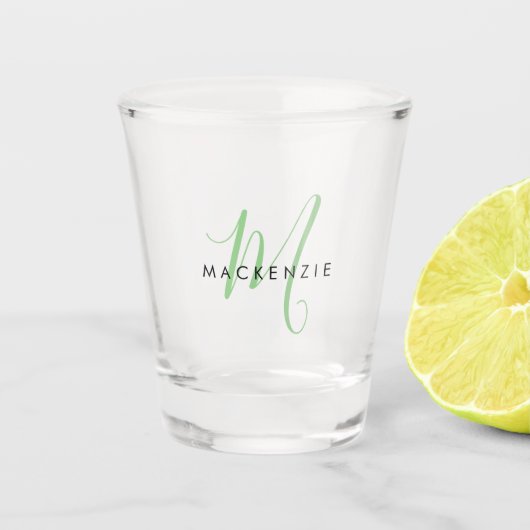 Elegant modern groen script monogram shot glas (Voorkant)