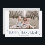 Elegant Modern Happy Hanukkah Foto Feestdagenkaart<br><div class="desc">Stuur Hanukkah-wensen naar je familie en vrienden met deze minimalistische fotokaart. Een foto op het voorste en sterpatroon op de achterkant gaat vergezeld van elegante typografie en stermotief. De moderne en minimalistische stijl zal je familiefoto's echt laten schijnen.</div>