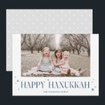 Elegant Modern Happy Hanukkah Foto Feestdagenkaart<br><div class="desc">Stuur Hanukkah-wensen naar je familie en vrienden met deze minimalistische fotokaart. Een foto op het voorste en sterpatroon op de achterkant gaat vergezeld van elegante typografie en stermotief. De moderne en minimalistische stijl zal je familiefoto's echt laten schijnen.</div>