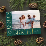 Elegant Modern Merry & Bright 1 foto groen goud Folie Feestdagenkaart<br><div class="desc">Deze feestelijke vakantiefotokaart heeft één horizontale foto,  elegante maar eenvoudige typografie en een prachtige diepgroene achtergrond. De verhoogde folie groet op de voorkant zegt "Merry & Bright". U kunt ook een andere foto en/of extra tekst aan de achterkant toevoegen!</div>