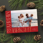 Elegant Modern Merry & Bright 1 foto rood goud Folie Feestdagenkaart<br><div class="desc">Deze feestelijke vakantiefotokaart heeft één horizontale foto,  elegante maar eenvoudige typografie en een prachtige dieprode achtergrond. De verhoogde folie groet op de voorkant zegt "Merry & Bright". U kunt ook een andere foto en/of extra tekst aan de achterkant toevoegen!</div>
