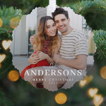 Elegant modern minimaal | Kerstparen foto Ornament Kaart<br><div class="desc">Een stijlvol, modern ornament voor fotovakantie met uw achternaam, dat in klassieke typografie in kaart wordt gebracht in een witte handgeschreven script op uw foto van volledige grootte. Uw speciale foto ziet er prachtig uit in dit unieke, moderne en minimale ontwerp. Een elegant, minimaal design om uit de menigte te...</div>