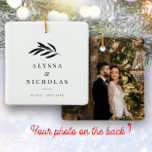 Elegant Modern Minimalist Wedding Photo Twig Keramisch Ornament<br><div class="desc">Moderne bruiloft ornament met uw aangepaste namen in een elegant typografische ontwerp en de datum van uw viering. Op de rug is ruimte voor uw favoriete foto van de vrijwilligers. Dit is de minimalistische zwart-witversie. Geweldige cadeautjes voor nieuwigheden!</div>