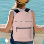 Elegant modern monogram gepersonaliseerd met naam bedrukte rugzak<br><div class="desc">Introductie van de Blush Pink Elegant Modern Monogram Gepersonaliseerd met Naam Gedrukte Rugzak, een strak en stijlvol accessoire ontworpen voor moderne individuen. Deze rugzak heeft een trendy monogram met een coole scriptnaam, die een minimalistische en schone esthetiek belichaamt. Deze laptoptas is ideaal voor medewerkers, personeel en collega's en combineert een...</div>