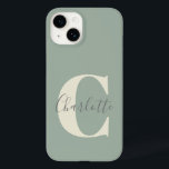 Elegant Modern Monogram Naam in Sage Green Case-Mate iPhone 14 Hoesje<br><div class="desc">Eenvoudig Gepersonaliseerd Monogram en Naam in Sage Green Hoesje-Mate iPhone 14 Hoesje</div>
