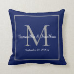 Elegant Modern Monogram Navy Blue Wedding Keepslag Kussen<br><div class="desc">Hier is een simpel, elegant trouwkeepascadeau voor de bruid en bruid. Dit ontwerp kenmerkt het monogram initiaal van het paar in grijs samen met hun namen en trouwdatum in een trendy manuscripttypografie op een marine blauwe achtergrond. Dit alles omringd door een grijze grens. Alle tekst kan eenvoudig worden aangepast met...</div>