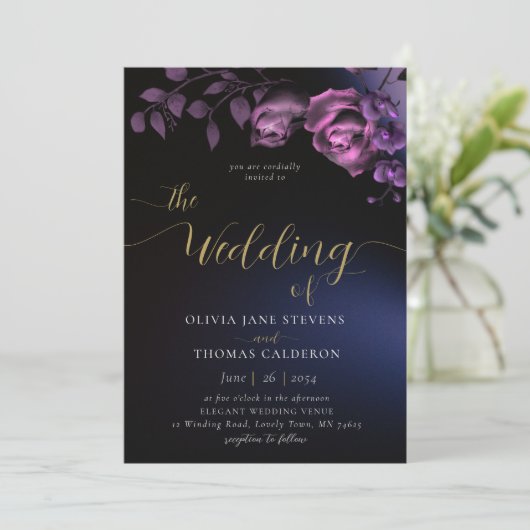 Elegant Modern Moody Black Paarse Floral Wedding Kaart (Staand voorkant)