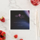 Elegant Modern Moody Dark Paarse Floral Wedding Servet (Insitu)