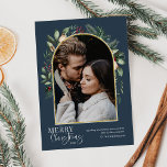 Elegant Modern Navy Gold Greenery Arch Foto Feestdagenkaart<br><div class="desc">Dit ontwerp is voorzien van een moderne groene boog met een delicaat glitter goud lijst met een witte omtrek van het lijst met één enkele verticale foto. Als u geavanceerde wijzigingen wilt aanbrengen, selecteert u 'Klik om verder aan te passen' onder 'Deze sjabloon aanpassen'. Hier, kunt u tekstvakjes, kleur en...</div>