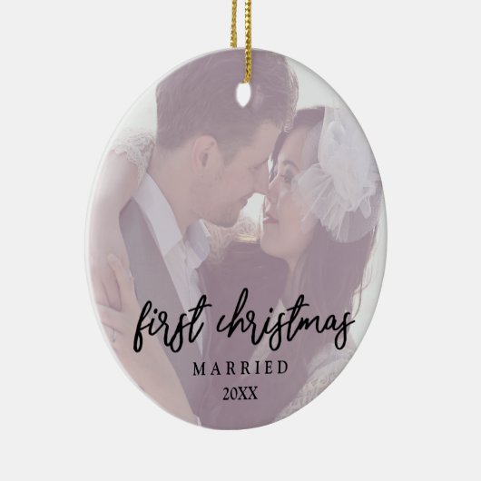 Elegant modern onze eerste kersttrouwfoto keramisch ornament (Rechts)