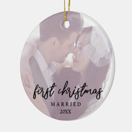 Elegant modern onze eerste kersttrouwfoto keramisch ornament (Links)