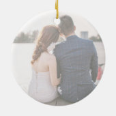 Elegant modern onze eerste kersttrouwfoto keramisch ornament (Achterkant)