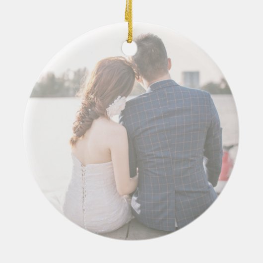 Elegant modern onze eerste kersttrouwfoto keramisch ornament (Achterkant)