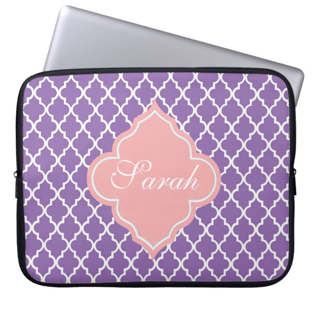 Elegant, modern paars quatrefolomonogram laptop sleeve (Voorkant)