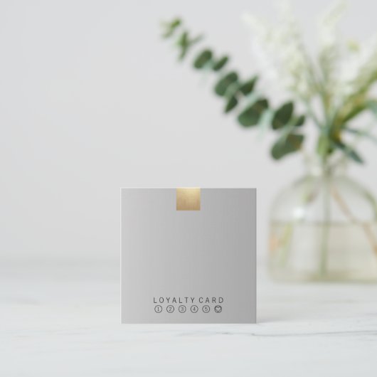 Elegant modern pastel grijs gradiënt gouden loyali vierkante visitekaartje (Staand voorkant)