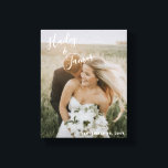 Elegant Modern Photo Wedding Canvas Afdruk<br><div class="desc">Moderne trouwgalerij verpakte doek met een eenvoudig ontwerp dat uw namen in een elegant handgeschreven manuscript over de bovenkant verlaten en uw trouwdatum in het bodemrecht, over uw favoriete foto kenmerkt. De tekst van de hand voegt een romantische aanraking toe. Geef je favoriete verloving afbeelding op je receptie of geef...</div>