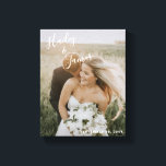 Elegant Modern Photo Wedding Canvas Afdruk<br><div class="desc">Moderne trouwgalerij verpakte doek met een eenvoudig ontwerp dat uw namen in een elegant handgeschreven manuscript over de bovenkant verlaten en uw trouwdatum in het bodemrecht, over uw favoriete foto kenmerkt. De tekst van de hand voegt een romantische aanraking toe. Geef je favoriete verloving afbeelding op je receptie of geef...</div>