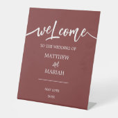 Elegant Modern Red Calligraphy Weddenschap Welkom Reclamebord Met Voetstuk (Voorkant)