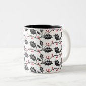 Elegant modern rood en zwart Holly Pattern Tweekleurige Koffiemok (Voorkant rechts)