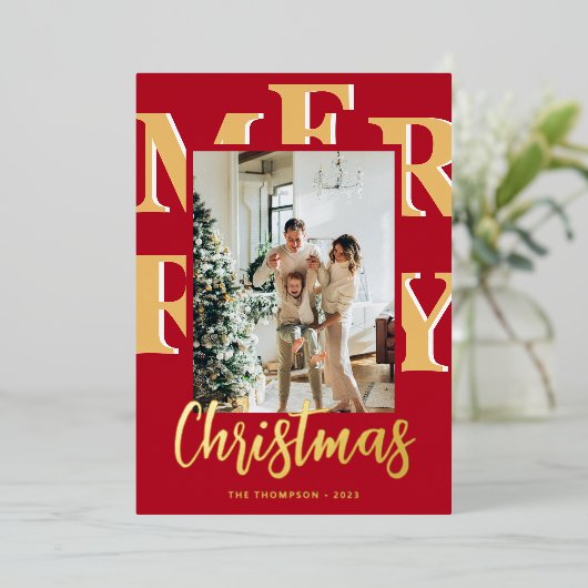 Elegant Modern Rood Foto Merry Christmas Script Folie Feestdagenkaart (Staand Voorkant)