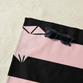 Elegant modern roos gouddiamantstrips strandlaken (In situ)