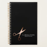 Elegant modern roos goudschaar planner<br><div class="desc">Moderne en elegante vormgeving voor haarstylists met faux roos gold scissors,  elegant calligrafielettertype en zwarte achtergrond.</div>