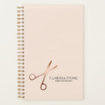 Elegant modern roos goudschaar planner<br><div class="desc">Moderne en elegante vormgeving voor haarstylists met faux roos gold scissors,  elegant calligrafielettertype en wazige roze achtergrond.</div>