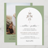 Elegant Modern Sage Green door Foto Wedding Invdin Kaart (Voorkant / Achterkant)