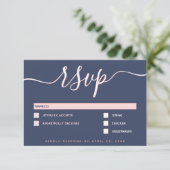 Elegant & Modern Script Navy & Blush Wedding RSVP Kaartje (Staand voorkant)