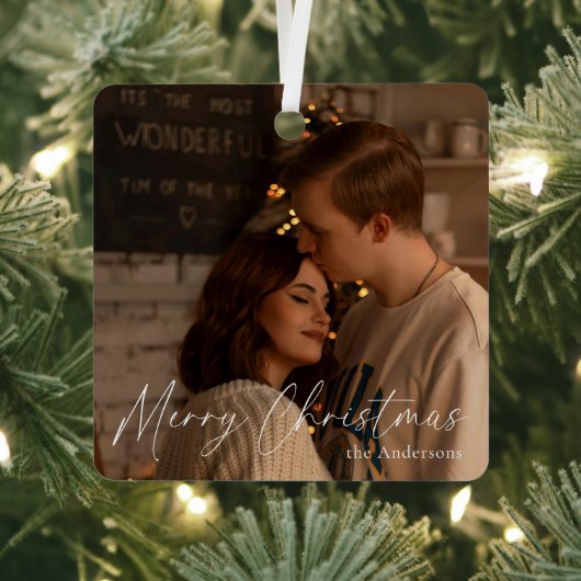 Elegant Modern Script Paar Foto Vrolijk Kerstfeest Metalen Ornament (Insitu)
