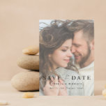 Elegant Modern Vellum Overlay 2 Fotohuwelijk Save The Date<br><div class="desc">Stuur uw verloving aankondigingen in stijl met deze elegante witte 2 foto faux vellum overlay bruiloft Save the Date, met de hand geletterde scripttypografie in combinatie met elegante serif lettertypen als een witte overlay, over uw favoriete verloving foto. Op de achterkant van de uitnodiging staat een tweede favoriete foto van...</div>