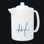 Elegant modern White Blue Script Monogram Theepot<br><div class="desc">Elegant Modern White Blue Script Monogram teapot. Een elegant blauw manuscriptmonogram dat met een schone zwarte san-serif doopvont wordt gecombineerd maakt voor een hedendaagse blik.</div>