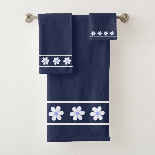 Elegant, Modern White Flowers on Navy Blue Bad Handdoek (Insitu)