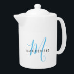 Elegant modern White Sky Blue Script Monogram Theepot<br><div class="desc">Elegant modern White Sky Blue Script Monogram theepot. Een elegant hemelsblauw monogram gecombineerd met een schone zwarte san-serif doopvont maakt voor een hedendaagse blik.</div>