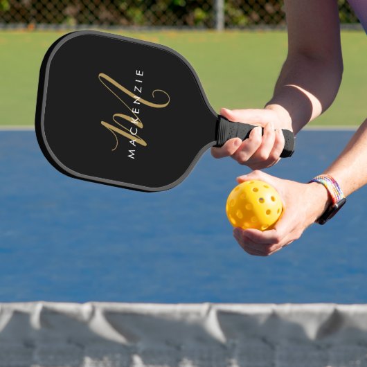 Elegant modern zwart Gold Script-monogram Pickleball Paddle (Insitu)