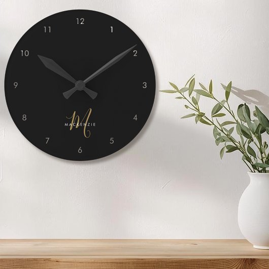 Elegant modern zwart Gold Script-monogram Ronde Klok